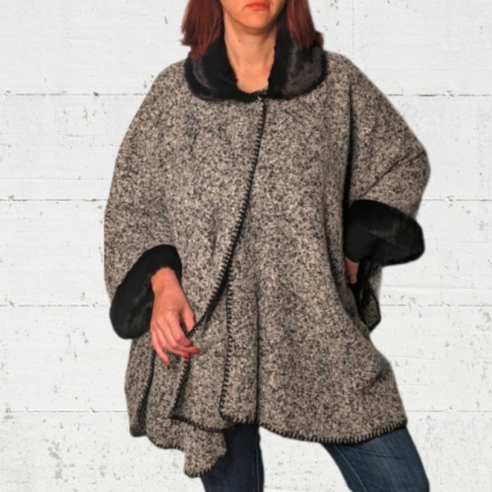 NWT ~ PAPARAZZI BY BIZ Faux Fur Trim Cape